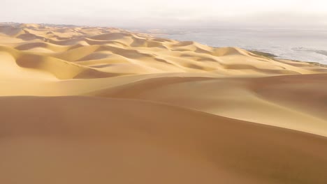 Erstaunliche-Luftaufnahme-über-Den-Weiten-Sanddünen-Der-Namibwüste-Entlang-Der-Skelettküste-Namibias-1