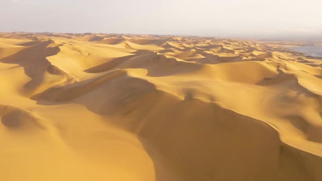 Erstaunliche-Luftaufnahme-über-Den-Weiten-Sanddünen-Der-Namibwüste-Entlang-Der-Skelettküste-Namibias-4