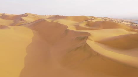 Gute-Luftaufnahme-über-Die-Weiten-Sanddünen-Der-Namibwüste-Entlang-Der-Skelettküste-Namibias