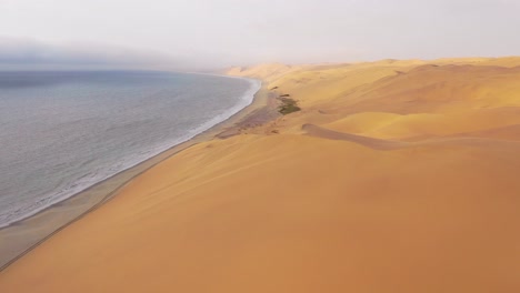 Gute-Luftaufnahme-über-Die-Weiten-Sanddünen-Der-Namibwüste-Entlang-Der-Skelettküste-Namibias-1