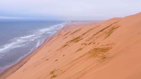 Impresionante-Toma-Aérea-Sobre-Las-Vastas-Dunas-De-Arena-Del-Desierto-De-Namib-A-Lo-Largo-De-La-Costa-De-Los-Esqueletos-De-Namibia-9