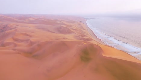 Toma-Aérea-Alta-A-Través-De-Las-Nubes-Y-La-Niebla-Sobre-Las-Vastas-Dunas-De-Arena-Del-Desierto-De-Namib-A-Lo-Largo-De-La-Costa-De-Los-Esqueletos-De-Namibia