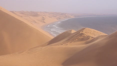 Starker-Wind-Weht-über-Die-Erstaunlichen-Sanddünen-Der-Namib-Wüste-Entlang-Der-Skelettküste-Namibias-4