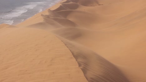 Starker-Wind-Weht-über-Die-Erstaunlichen-Sanddünen-Der-Namib-Wüste-Entlang-Der-Skelettküste-Namibias-5