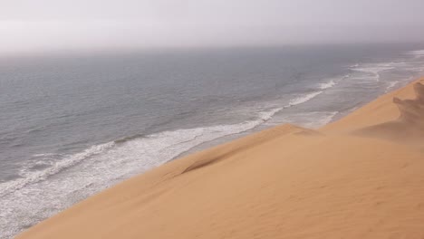 Starker-Wind-Weht-über-Die-Erstaunlichen-Sanddünen-Der-Namib-Wüste-Entlang-Der-Skelettküste-Namibias-6