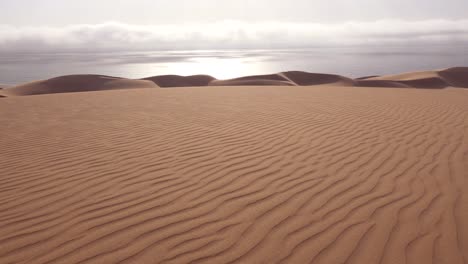Schwenken-Sie-über-Die-Atemberaubenden-Sanddünen-Der-Namib-Wüste-Entlang-Der-Skelettküste-Namibias
