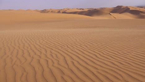 Schwenken-Sie-über-Die-Atemberaubenden-Sanddünen-Der-Namib-Wüste-Entlang-Der-Skelettküste-Namibias-1