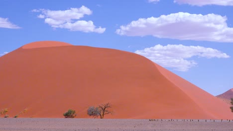 Increíble-Lapso-De-Tiempo-De-Nubes-Moviéndose-Sobre-La-Duna-45-Una-Enorme-Duna-De-Arena-En-El-Desierto-De-Namib,-Namibia