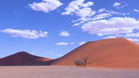 Erstaunlicher-Zeitraffer-Von-Wolken,-Die-Sich-über-Düne-45-Bewegen,-Eine-Massive-Sanddüne-In-Der-Namib-Naukluft-Wüste-Namibia