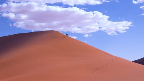 Touristen-Klettern-Die-Steile-Sanddüne-45-Namib-Naukluft-National-Park-Namib-Wüste-Namibia