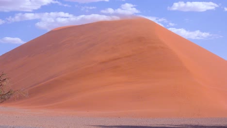 Sehr-Starke-Winde-Blasen-Sand-Von-Der-Düne-45-In-Einem-Massiven-Sandsturm-In-Namib-Naukluft-National-Park-Namibia