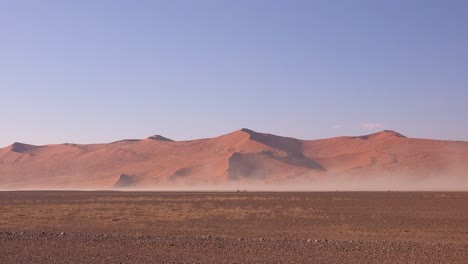Vientos-Muy-Fuertes-Soplan-Arena-Durante-Una-Tormenta-De-Arena-En-El-Parque-Nacional-Namib-Naukluft,-Namibia