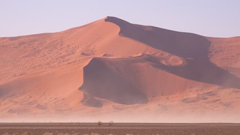 Vientos-Muy-Fuertes-Soplan-Arena-Alrededor-De-Las-Dunas-Durante-Una-Tormenta-De-Arena-En-El-Parque-Nacional-De-Namib-Naukluft,-Namibia