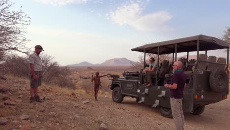 Ein-Tourist-Startet-Eine-Drohne-Mit-Einheimischem-Guide-Und-Reiseführer-Auf-Safari-In-Afrika