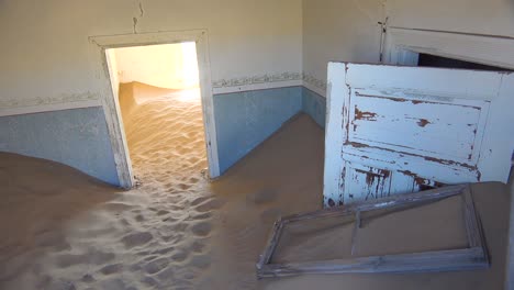 Sand-Füllt-Ein-Verlassenes-Gebäude-In-Der-Edelsteinbergbau-Geisterstadt-Kolmanskop,-Namibia-2