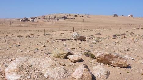 Establecimiento-Exterior-Shot-De-Edificios-Abandonados-En-El-Desierto-De-Namib,-En-La-Ciudad-Fantasma-De-Kolmanskop,-Namibia