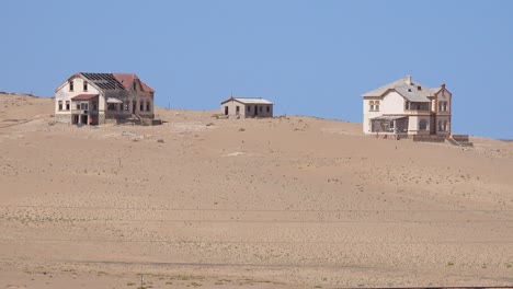 Establecimiento-Exterior-Shot-De-Edificios-Abandonados-En-El-Desierto-De-Namib,-En-La-Ciudad-Fantasma-De-Kolmanskop-Namibia-2