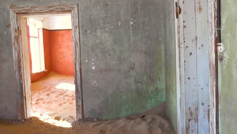 Sand-Füllt-Ein-Verlassenes-Gebäude-In-Der-Edelsteinbergbau-Geisterstadt-Kolmanskop,-Namibia-4