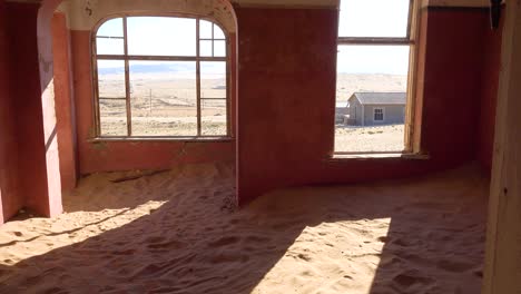 Sand-Füllt-Ein-Verlassenes-Gebäude-In-Der-Edelsteinbergbau-Geisterstadt-Kolmanskop,-Namibia-5