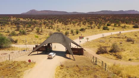 Antenne-Eines-Safari-Trucks-Oder--Fahrzeugs,-Das-Am-Haupttor-Des-Erindi-Reservats-Oder-Des-Eingezäunten-Wildparks-Namibia-Ankommt-1