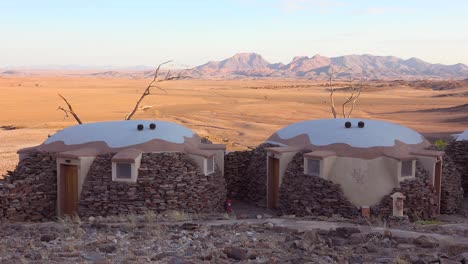 Steinhütten-Einer-Abgelegenen-Lodge-In-Der-Namib-Wüste-überblicken-Eine-Weite-Wüstenlandschaft-Namibias