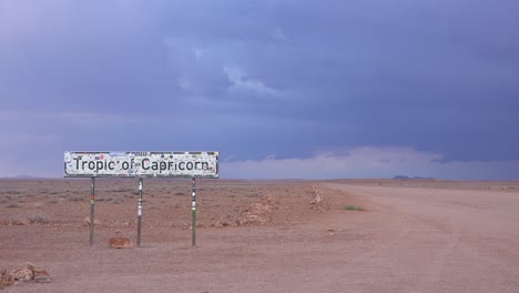 Ein-Schild-Entlang-Der-Straße-Im-Abgelegenen-Namibia-Kündigt-Den-Wendekreis-Des-Steinbocks-An