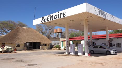 Die-Winzige-Stadt-Solitaire-Namibia-Bietet-Eine-Tankstelle-Und-Eine-Kleine-Oase-Umgeben-Von-Verlassenen-Autos