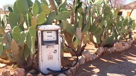 Die-Winzige-Stadt-Solitaire-Namibia-Bietet-Eine-Tankstelle-Und-Eine-Kleine-Oase-Umgeben-Von-Verlassenen-Autos-1