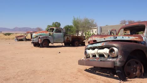 Verlassene-Und-Rostende-Lastwagen-Und-Autos-Säumen-Die-Straße-In-Der-Nähe-Der-Winzigen-Oasensiedlung-Solitaire-Namibia