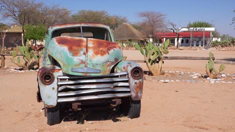 La-Pequeña-Ciudad-De-Namibia-Solitaire-Ofrece-Una-Gasolinera-Y-Un-Pequeño-Oasis-Rodeado-De-Coches-Abandonados-2