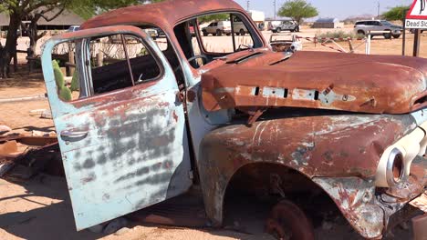 La-Pequeña-Ciudad-De-Namibia-Solitaire-Ofrece-Una-Gasolinera-Y-Un-Pequeño-Oasis-Rodeado-De-Coches-Abandonados-3