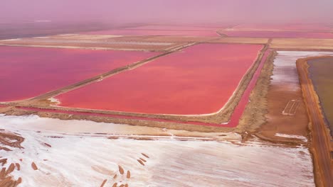 Hermosa-Antena-Sobre-Rojo-Brillante-Y-Rosa-Salinas-Granjas-Cerca-De-Walvis-Bay,-Namibia