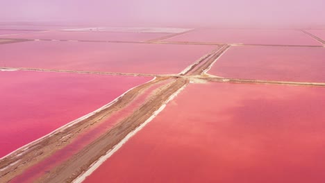 Hermosa-Antena-Sobre-Granjas-De-Salinas-De-Color-Rojo-Y-Rosa-Brillante-Cerca-De-Walvis-Bay,-Namibia-3