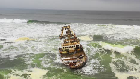 Dramatische-Luftaufnahme-über-Einem-Gruseligen-Schiffswrack,-Das-An-Der-Skelettküste-Namibias-Geerdet-Ist-4