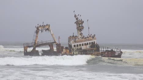 Ein-Gruseliger-Schiffswrack-Geerdeter-Fischtrawler-Sitzt-In-Atlantikwellen-Entlang-Der-Skelettküste-Namibias