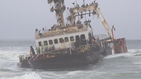 Ein-Gruseliger-Schiffswrack-Geerdeter-Fischtrawler-Sitzt-In-Atlantikwellen-Entlang-Der-Skelettküste-Namibias-2