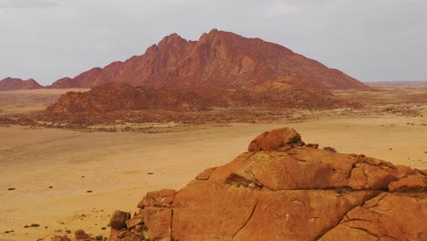 Luftaufnahme-über-Die-Namibwüste-Und-Die-Massiven-Felsformationen-Der-Spitzkoppe-Namibia-1