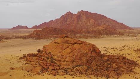 Luftaufnahme-über-Die-Namibwüste-Und-Die-Massiven-Felsformationen-Der-Spitzkoppe-Namibia-2