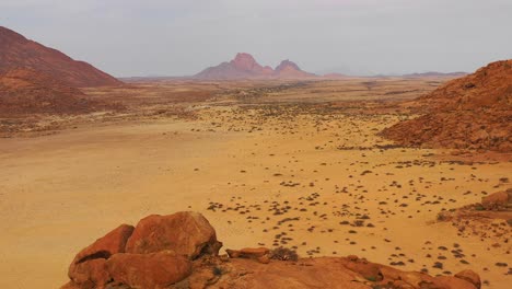Luftaufnahme-über-Die-Namibwüste-Und-Die-Massiven-Felsformationen-Der-Spitzkoppe-Namibia-3