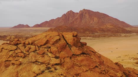 Luftaufnahme-über-Die-Namibwüste-Und-Die-Massiven-Felsformationen-Der-Spitzkoppe-Namibia-4