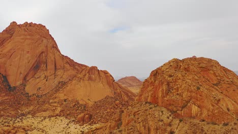 Antena-Sobre-El-Desierto-De-Namib-Y-Las-Enormes-Formaciones-Rocosas-En-Spitzkoppe-Namibia-5