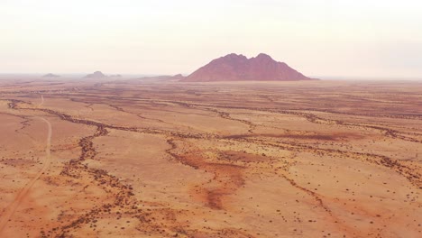 Luftaufnahme-über-Der-Namibwüste-Und-Den-Massiven-Felsformationen-Der-Spitzkoppe-Namibia-6