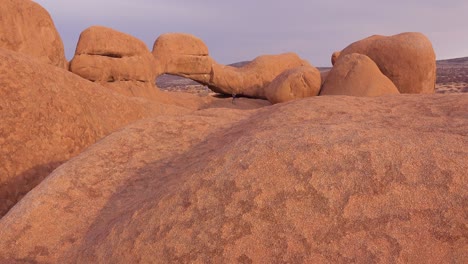 Masivas-Formaciones-Rocosas-Y-Puente-De-Arco-Natural-En-Spitzkoppe-Namibia