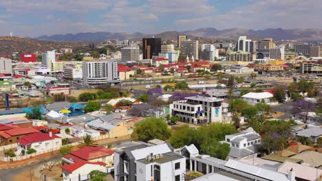 Antena-Sobre-El-Centro-Y-El-Distrito-Central-De-Negocios-De-Windhoek,-Capital-De-Namibia