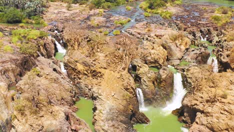 Eine-Schöne-Luftaufnahme-über-Epupa-Fällt-An-Der-Grenze-Von-Angola-Und-Namibia-Afrika-1