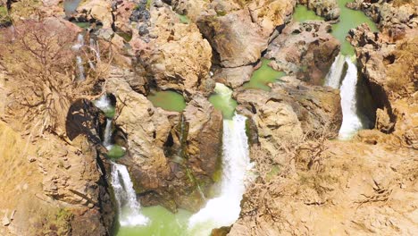 Una-Hermosa-Antena-Sobre-Epupa-Falls-En-La-Frontera-De-Angola-Y-Namibia-áfrica-3