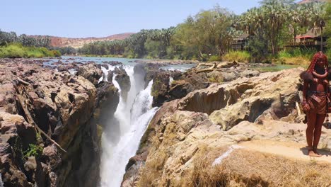 Antenne-Zeigt-Zwei-Himba-Stammes-Frauen-Mädchen-Vor-Epupa-Wasserfällen-An-Der-Grenze-Zu-Angola-Namibia-Afrika