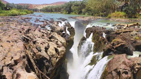 Una-Hermosa-Antena-Sobre-Epupa-Falls-En-La-Frontera-De-Angola-Y-Namibia-áfrica-5