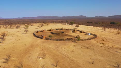 Schöne-Antenne-über-Einer-Runden-Himba-Afrikanischen-Stammessiedlung-Und-Familienverbindung-Im-Norden-Namibias-Afrikas