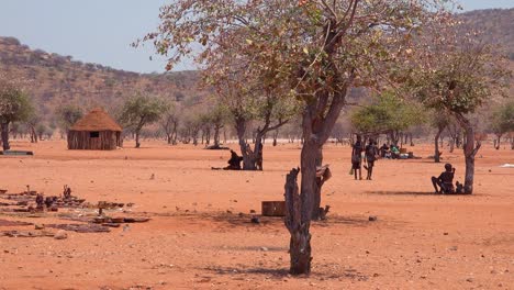 Kleines-Armes-Afrikanisches-Himba-Dorf-An-Der-Namibia-angola-Grenze-Mit-Lehmhütten-Und-Kindern